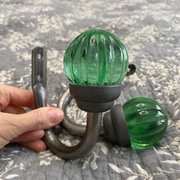 Umbra Drapery Holdbacks - Set 2 pieces (Green) - Picture 2 of 3